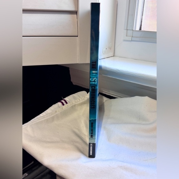 📚✨ Vintage 2005 – LOST Official Companion Book + Bonus DVD | Rare Item 📚✨ - Picture 15 of 16